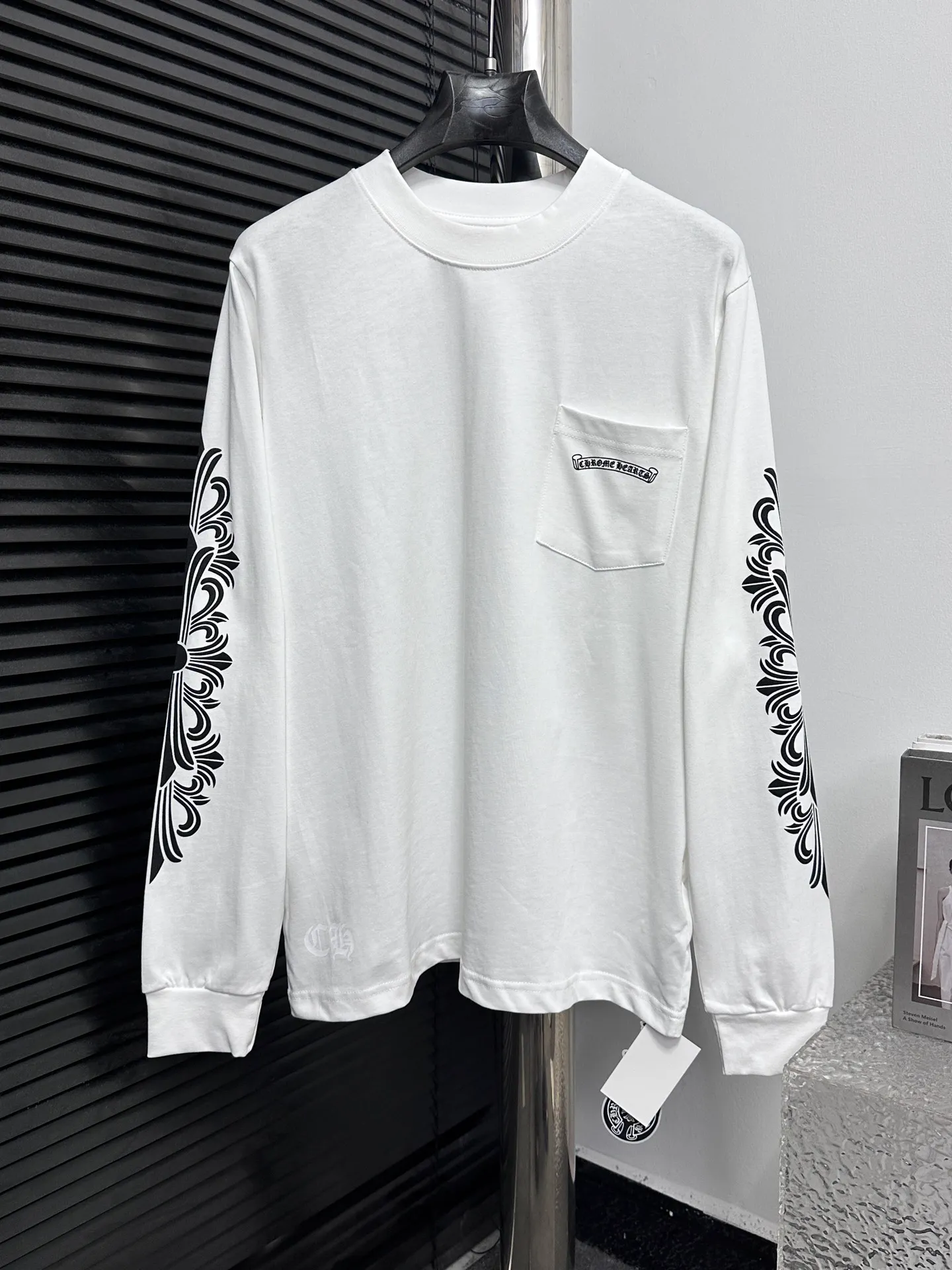 🅿️232 [Come hearts] Crow heart graffiti letters are limited to Sanskrit printed long sleeves. The collar and cuffs have high-weight threads. The fabric is custom-woven and dyed 280g double-yarn pure cotton. The washed anti-counterfeiting tags and other accessories are all in the correct version. It is super conspicuous, super pretty, and super stylish. The same style for men and women! The overall upper body highlights fashion and individuality. Wearing it together as a couple is a recommended T-shirt by the Street Ace!! Same style for men and women. Size: XS-L